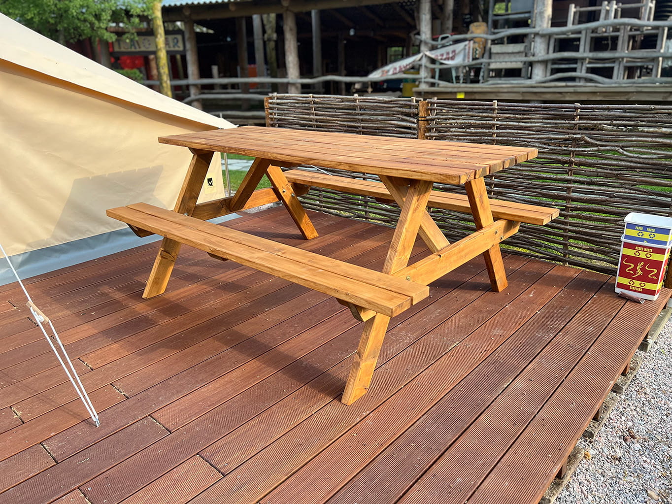 Pivní set v ZOO Safari kempu Dvůr Králové - piknikový stůl z masivu